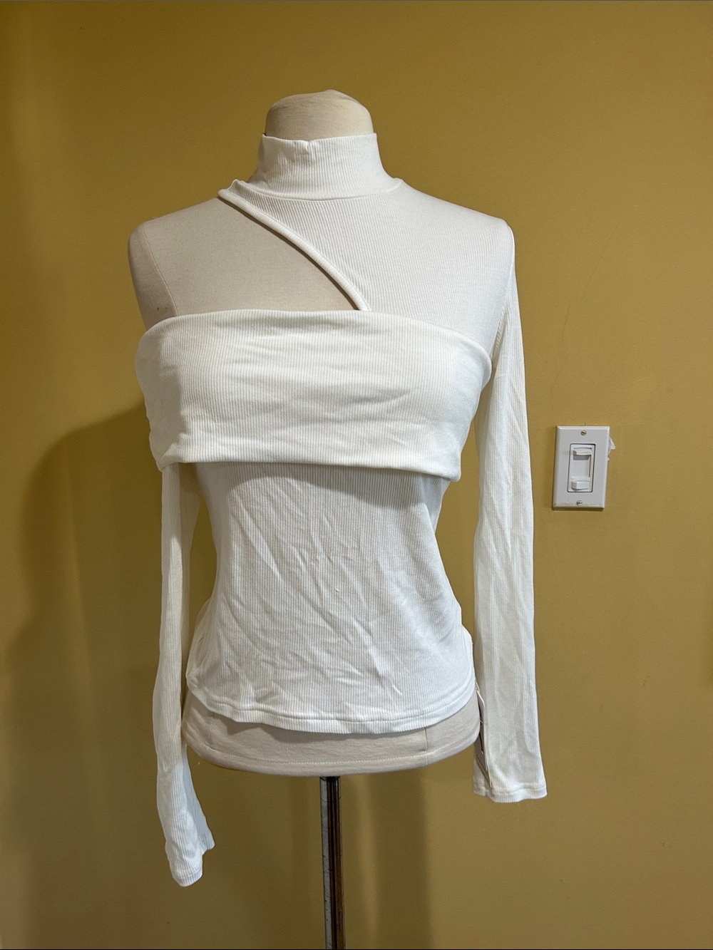 New Commense White Asymmetric One-Shoulder Long Sleeve Top